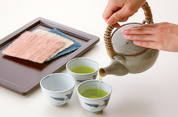 急須でお茶を淹れる