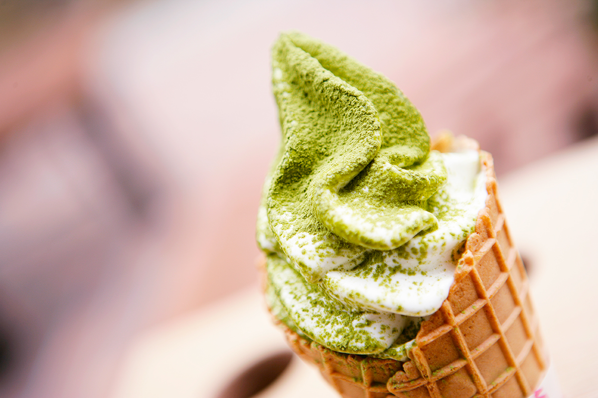 インスタントぐり茶を振りかけたソフトクリーム
