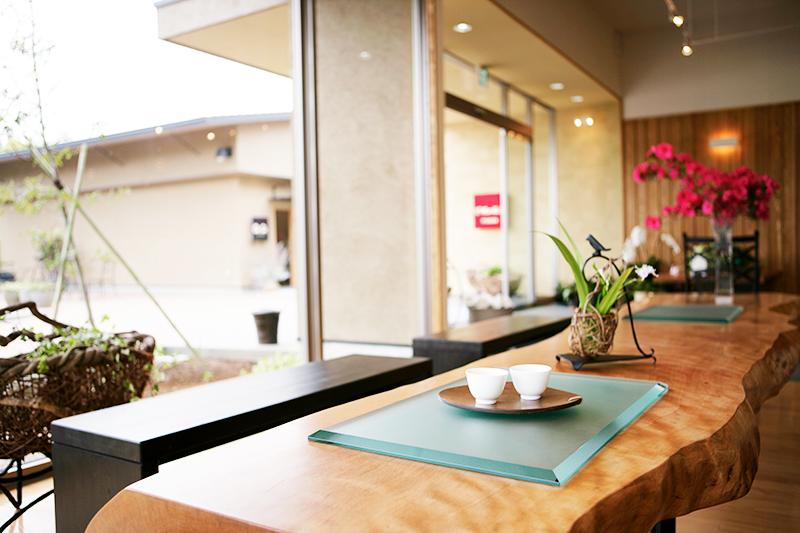 試飲を楽しむ店内のテーブル