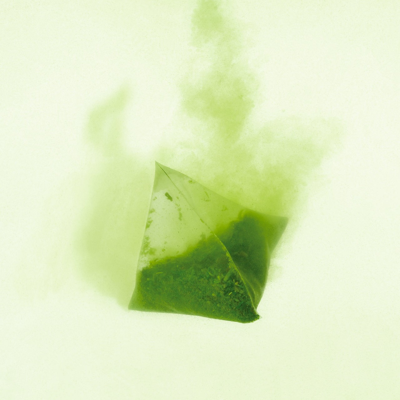 お茶が抽出される三角ティーバッグ